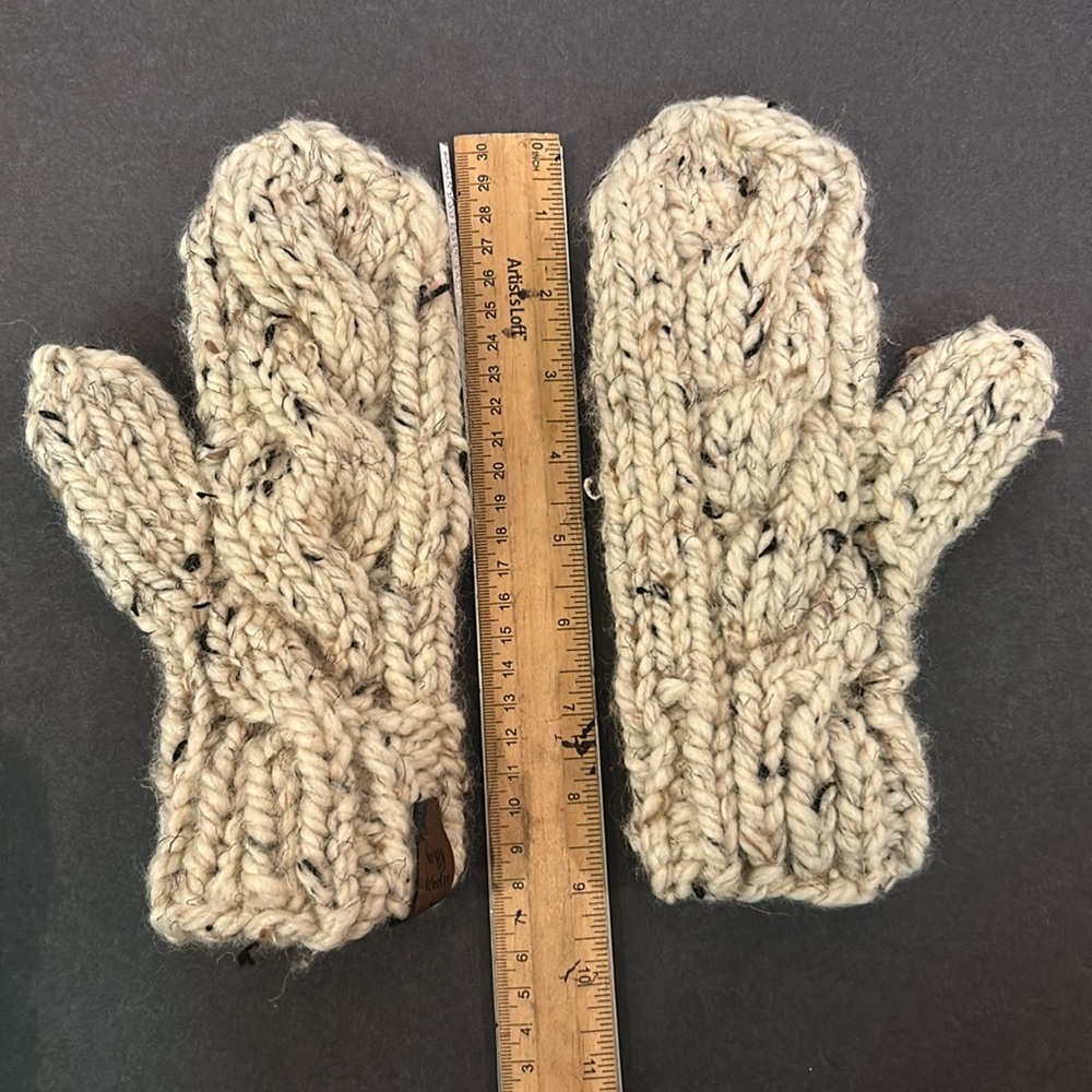 NEW Handmade Chunky Cable Knit Beige Hat & Mittens Set Wool Etsy Cozy Woolen Co - Picture 10 of 10